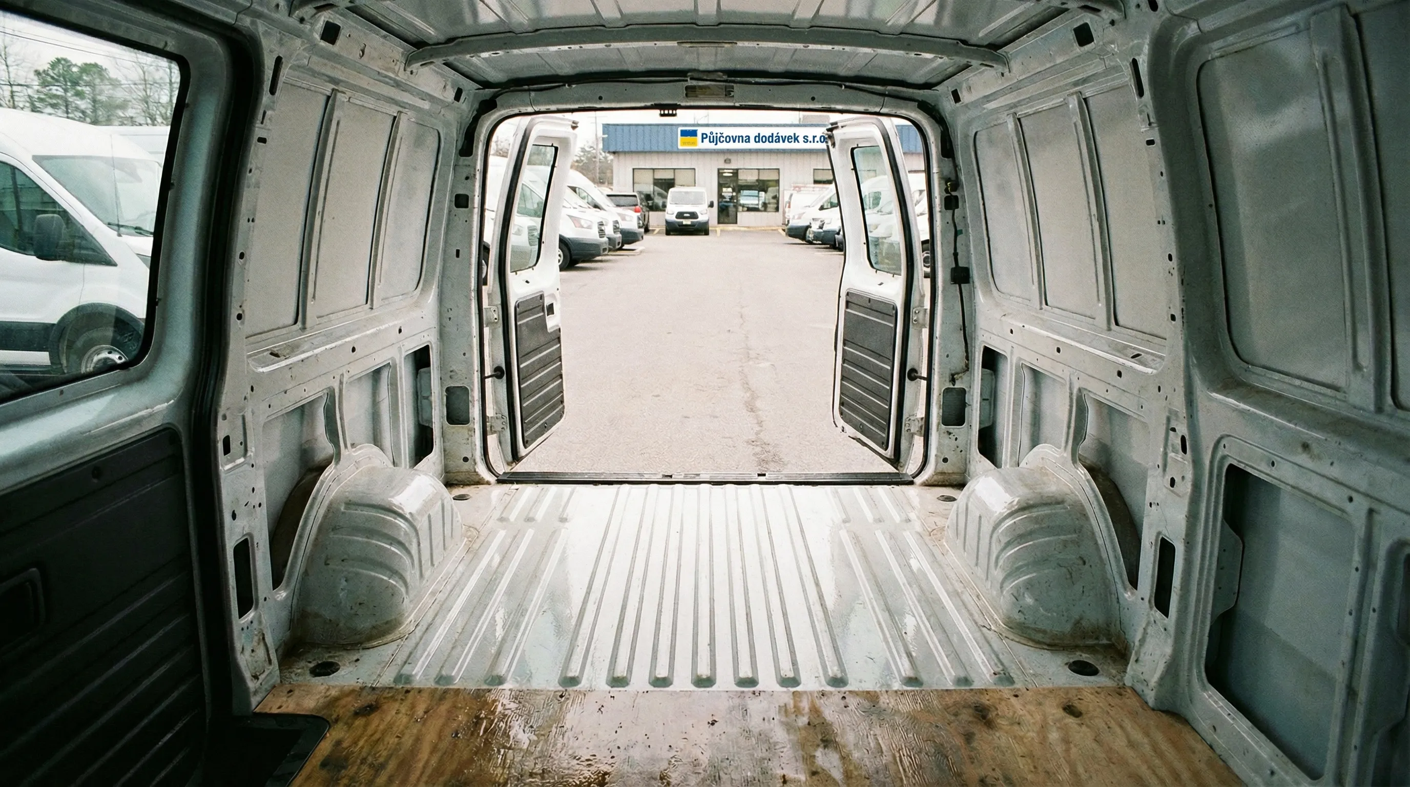 vyčištěná půjčená dodávka pohled na zavazadlový prostor