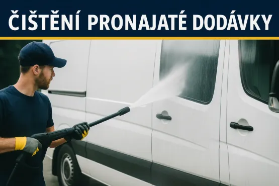 záběr na muže který čistí wapkou bílou dodávku